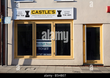 Closed down Estate Agent Shop showing signs of the credit crunch and global recession in the high street at Haverhill in Suffolk Stock Photo