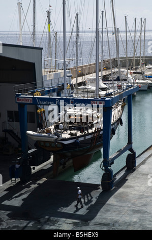 dh Marina PUERTO CALERO LANZAROTE Large lifting crane dryingdocking ocean going yacht dry dock boat device Stock Photo