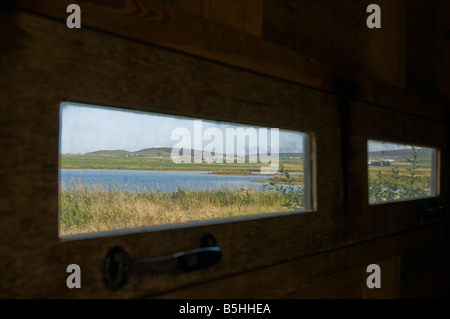 dh  STENNESS ORKNEY Bird hide lookout over Loch of Harray birdhide scotland uk Stock Photo