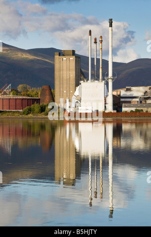 The United Glass Limited Glass Works in Alloa, Clackmannanshire, Scotland, UK. Reflected in the River Forth Stock Photo