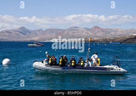dh  PUERTO DEL CARMEN LANZAROTE Holidaymaker divers on dive boat launch Stock Photo