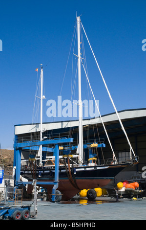 dh Marina PUERTO CALERO LANZAROTE Large lifting crane drydocking ocean going yacht dry dock boat cradle hoist Stock Photo