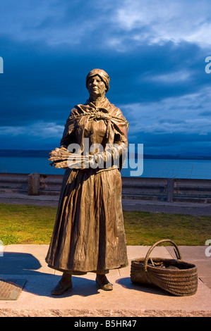 Fisherwoman Bronze  Nairn Harbour Moray Scotland UK SCO 1194 Stock Photo