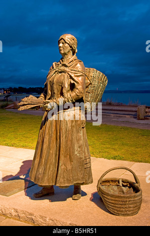 Fisherwoman Bronze  Nairn Harbour Moray Scotland UK SCO 1195 Stock Photo