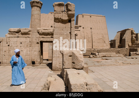 A native guardian wearing the traditional Egyptian garment Galabya at the Edfu Ptolemaic Horus Temple complex in Egypt Stock Photo