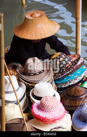 Damnoen saduak Floating Market, a bygone way of life in Ratchaburi. A  popular floating market with vendors in wooden boats on waterways in Thailand. Stock Photo