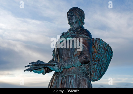 Fisherwoman Bronze Nairn Harbour Moray Scotland UK SCO 1130 Stock Photo