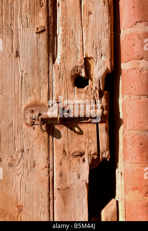 DETAIL OF A RED BRICK BARN WITH RUSTIC TIMBER DOORS IN HEREFORDSHIRE UK Stock Photo