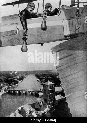 2 G55 B1 1914 3 Airmen dropping bombs Montage WWI History World War I Aerial warfare Airmen dropping bombs Montage c 1914 Stock Photo