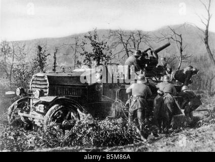 2 G55 B1 1916 1 German anti aircraft truck World War I History World War I Aerial warfare A 8 8cm truck mounted anti aircraft gu Stock Photo