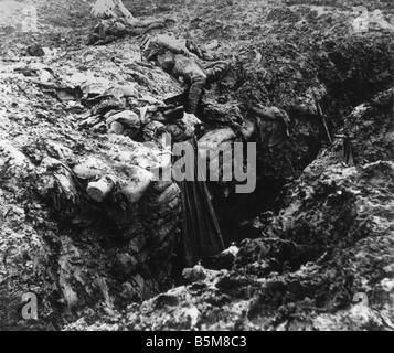 2 G55 F1 1916 15 E Trench at Douaumont World War I History World War I France The Battle of Verdun A deserted trench at Fort Dou Stock Photo