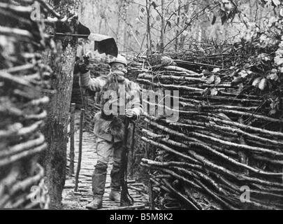 2 G55 G1 1916 13 World War One French Soldier Mask History World Wat One Gas warfare A French solider with a gas mask in the tre Stock Photo
