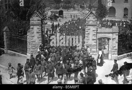 2 G55 K1 1915 17 French POWs Baden WWI 1915 16 History World War I Prisoners of war Transporting French POWs at the Erbgrossherz Stock Photo