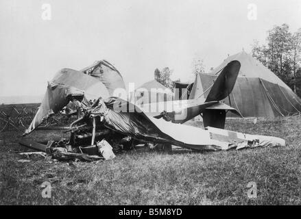 2 G55 L2 1918 5 Aircraft wreckage WWI 1918 History World War I Aerial warfare The wreckage of a German aircraft at the Western F Stock Photo
