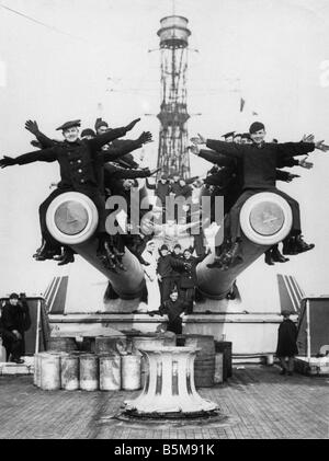 2 G55 M1 1918 4 E US sailors on cannons WWI 1918 History World War I War at sea The crew of the U S S Texas sitting on top of gu Stock Photo