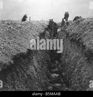 2 G55 W1 1915 20 E Dead German soldiers in trench 1915 History World War I Western Front Dead German soldiers in a trench after Stock Photo