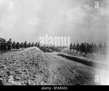 2 G55 W1 1918 17 Funeral for German pilot WWI 1918 History World War I Western Front Funeral for a German pilot at the war cemet Stock Photo