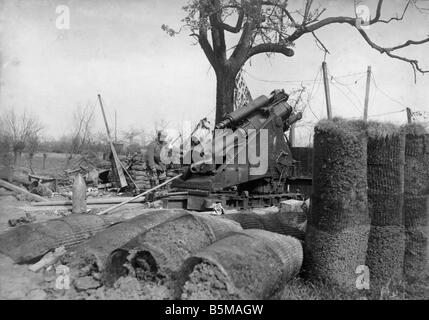 2 G55 W1 1918 60 WWI German soldier captured Engl gun History WWI 1914 18 Western Front German soldier in a captured English ord Stock Photo