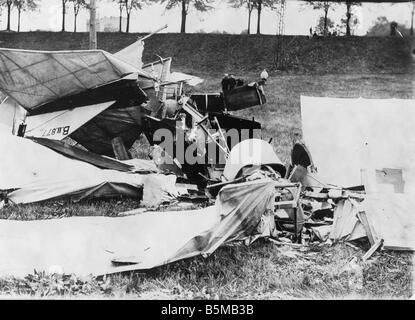 2 M75 L1 1918 Crash of a German fighter plane 1918 Military Airforce World War I A German fighter plane crashes over Germany on Stock Photo