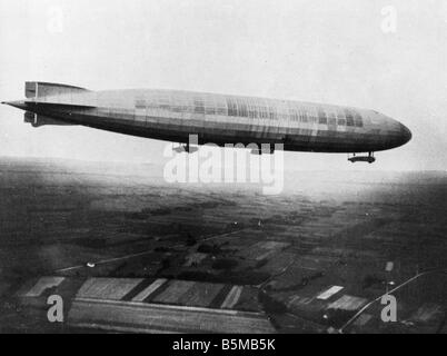 2 V30 L1 1916 E Navy Airshipf L 32 WW1 Photo Transport Aviation Airships Navy Airship L32 advancing for an attack flight to Engl Stock Photo