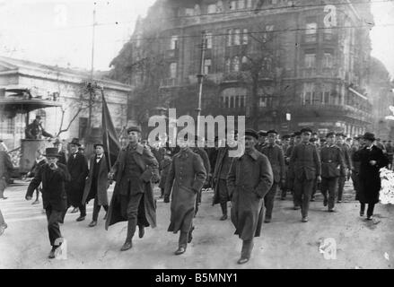 8 1918 11 0 A1 Soldiers in Potsdamer Platz 1918 Berlin Revolution 1918 19 Soldiers marching in Potsdamer Platz at the corner of Stock Photo