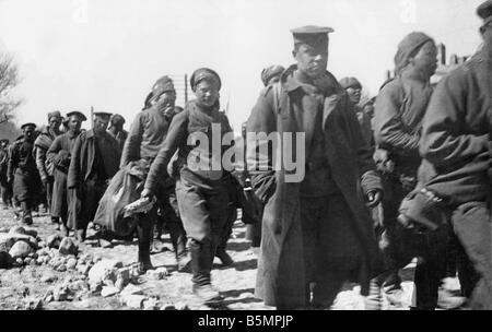 9 1916 3 18 A1 1 E Battle o Lake Naroch 1916 Rus prisoners World War I Eastern Front Defeat of Russian troops after the off ensi Stock Photo