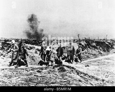 9 1916 9 25 A1 E The Somme German POWs photo 1916 WWI 1914 18 Western Front Battle of the Somme 23 June 26 November 1916 French Stock Photo