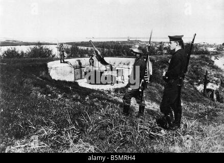 9 1917 9 4 A1 E East Fr 1917 Ger troops in Dwina World War 1 1914 18 Eastern Front German troops dross the Dwina on 2nd Septembe Stock Photo