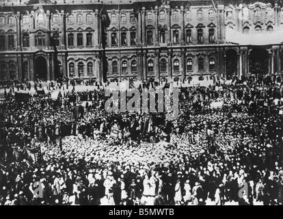 9RD 1917 5 1 A1 1 May Day Petrograd 1917 photo Russia 1 May 1917 Gathering on the palace square in Petrograd Photo Stock Photo