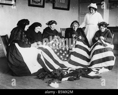 9US 1918 0 0 A8 WW1 Patriots nearing US Flag 1918 First World War USA 1917 18 Patriots Residents of an old people s home born in Stock Photo