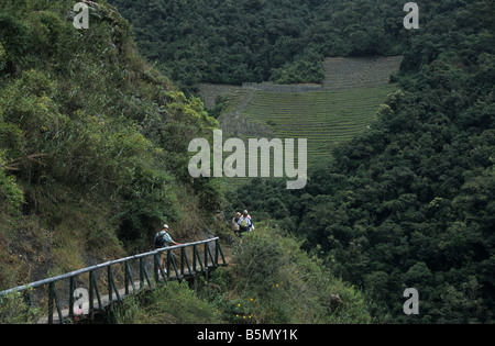 Trekkers approaching Wiñay Wayna site from km104, Inca Trail, Peru Stock Photo