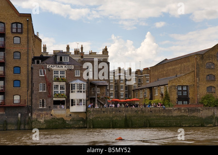 The Captain Kidd Pub in Wapping viewed from across the River Thames Stock Photo