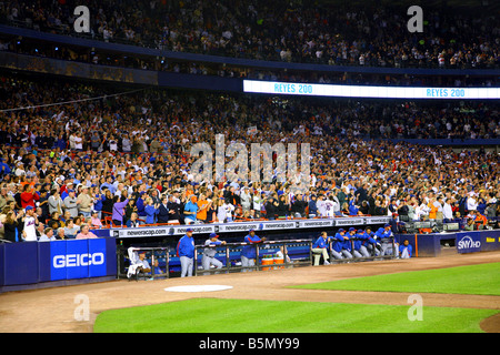 Chicago Cubs dugout and Shea Stadium fans react to a base clearing triple by New York Mets shortstop Jose Reyes Stock Photo