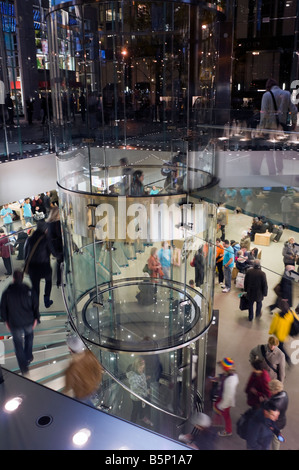 New York NY 12 November 2008 Evening shoppers at the FIfth Avenue Apple Store Stock Photo