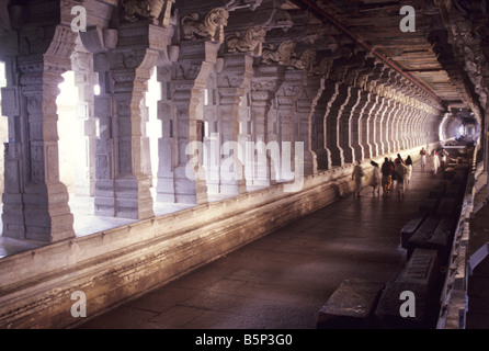 LONGEST TEMPLE CORRIDOR IN INDIA IN RAMANATHA SWAMY TEMPLE RAMESWARAM Stock Photo