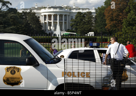 Police man in front of the South Portico of the White House, Washington D.C., USA Stock Photo