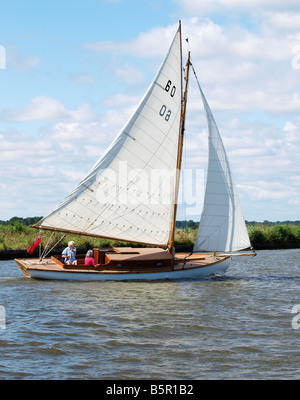 RIVER CLASS ' WILL O' THE WISP ' TRADITIONAL WOODEN PLEASURE CRUISER SAILING ON RIVER ON THE  NORFOLK BROADS EAST ANGLIA ENGLAND UK Stock Photo