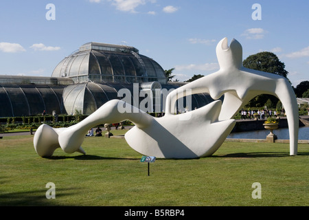 Kew Gardens: Henry Moore Sculpture Large Reclining Figure,1984 Stock Photo