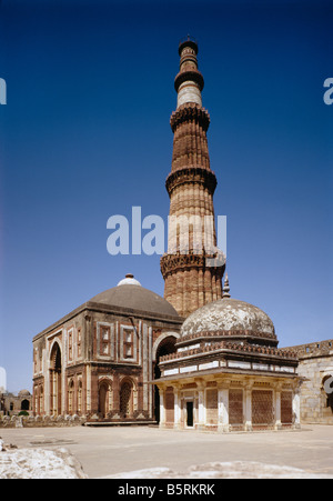 India Delhi Qutb Minar. With the tomb of imam zamin (d. 1537) in the foreground and the Alai Darwaza built by Al-ud-Din 1310 Stock Photo