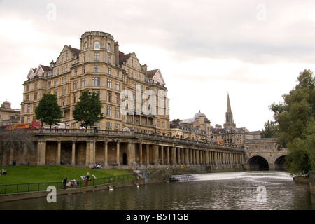 The Pulteney Bridge crossing the River Avon in the city of Bath Somerset England Stock Photo