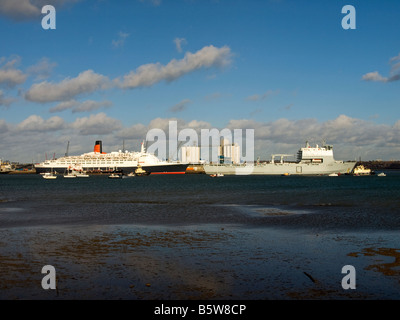 RFA Mounts Bay sails past Cunard's Queen Elizabeth 2 during her final day in her home port of Southampton UK 11th November 2008 Stock Photo