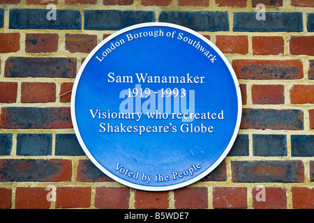 The Shakespeare's Globe Theatre, blue plaque commemorating Sam Wanamaker , 1919 - 1993 , for his vision in recreating The Globe Stock Photo