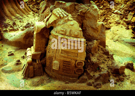 R2D2 robot android intelligence star wars crumbling broken old ancient concept fiesa sand sculpture portugal sci-fi science good Stock Photo