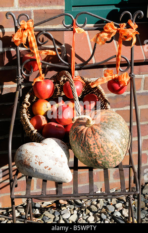 Herbstdekoration mit Äpfeln Kürbis Tonware und Schleifen Autumn decoration with apples pumpkin pottery and ribbons Stock Photo