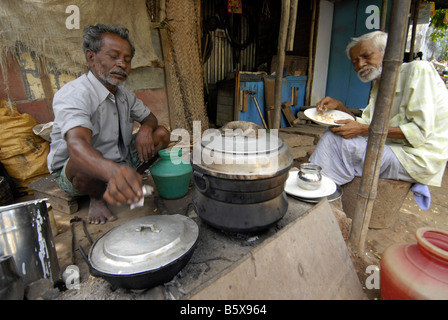 A FOOD SHOP IN THE MARKET IN MADURAI TAMILNADU Stock Photo