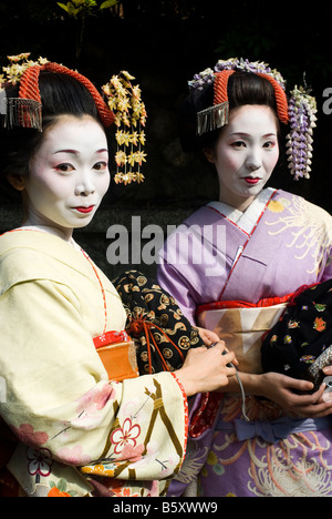 Geishas and 'maikos' (geisha apprentice) in dance class. Geisha school ...