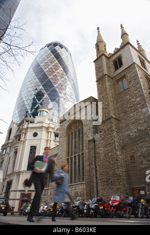THE GHERKIN CITY WORKERS Stock Photo