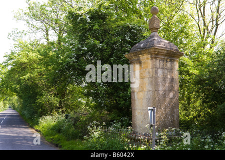 The Four Shire Stone, a Cotswold stone pillar near Moreton in Marsh,originally marked the meeting place of four counties Stock Photo