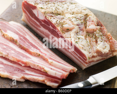 https://l450v.alamy.com/450v/b60dep/piece-of-pancetta-and-slices-b60dep.jpg