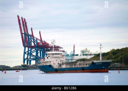 Ship and oil-unloading cranes on the Gota Alv (River Gota) in Gothenburg (Goteborg), Sweden Stock Photo
